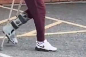 不容乐观？球迷拍到哈兰德拄拐+穿保护靴离开球场