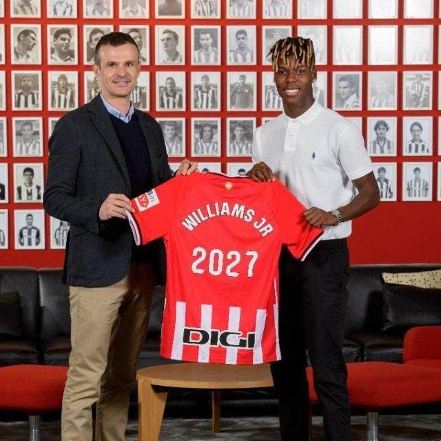 1701474745485055099.jpg nike.jpg